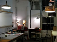 ドナさんのスタジオ。仕切りを挟んだ隣の場所（写真右）で実際に商品を製作。