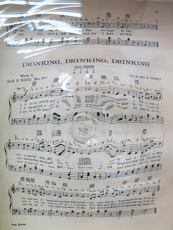出張レコード製作所と同室の壁に展示されていた作品、"Drinking, Drinking, Drinking" 2014。額装のガラスに吹きガラスを使い、酔っぱらいの歌の感じをよく出している！©Christian Marclay