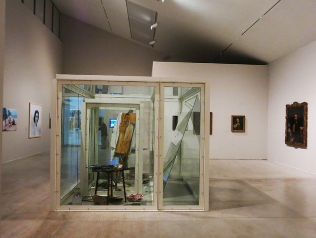 “Self"のギャラリーの一部屋。中央にはDamien Hirstの"Contemplating a Self Portrait as a Pharmacist"(1998)が見える。©Damien Hirst