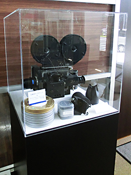 撮影会社としてスタートした歴史を物語る本社のエントランスに飾られたカメラ。