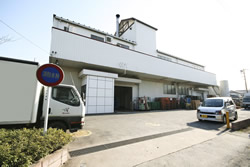 「工場」然とした威圧感のまったくない三芳工場。この中に6000リットルの容量を持つ醸造タンクが33基も設置されている。