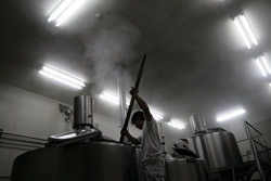 「仕込み」は1日仕事。厳選された麦芽のでんぷん質をアミラーゼの働きを利用し糖に変えていく。ホップを加えて100℃に加熱した後冷却し、ビールの原料となる麦汁が生まれる。 