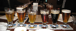 グラスに注がれた美しい色のビール