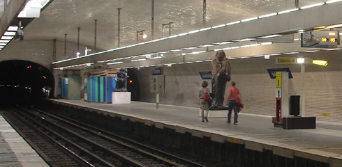 Varenne駅のホーム。見えにくいですが、ロダンの彫刻が二つあります
