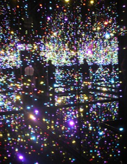 Infinity Mirrored Room―Filled with the Brilliance of Life