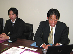 代表の大塚雅永さん（右）と開発部の渡辺歩さん（左）