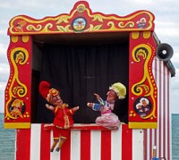 海辺の街の夏の風物詩"Punch and Judy"