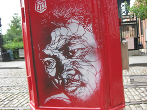 非常用電話ボックスに描かれていたアート。このように街中至るところにアートが存在します