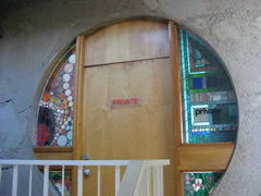 ドアの両サイドのガラス部分が凝ったデザイン