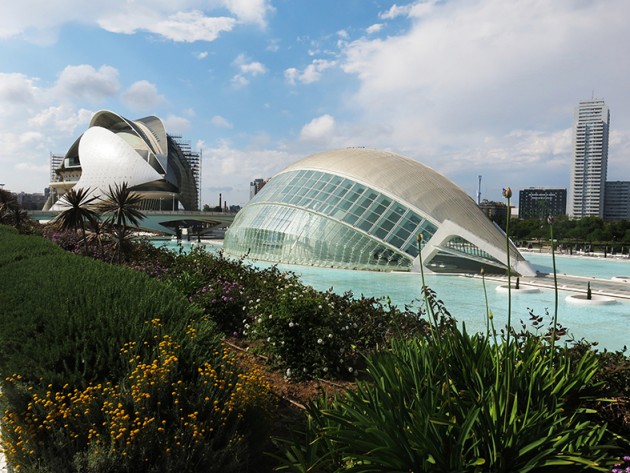 芸術科学都市。建築設計はバレンシア生まれのサンティアゴ・カラトラバと、マドリード生まれのフェリックス・キャンデラ。