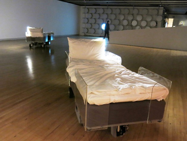 "Two Roaming Beds(Gray), 2015" ©Carsten Höller