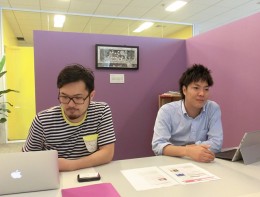 インタビューにお答えいただいた株式会社サカワの常務取締役 坂和寿忠さん(右)と面白法人カヤックでディレクターの深津康幸さん(左)。