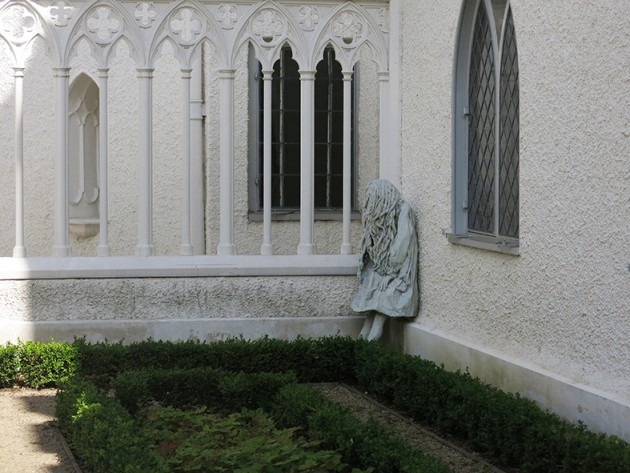 "Weeping Girl II & III (2009)" (もう一点は反対側の庭の角に設置) ©Laura Ford