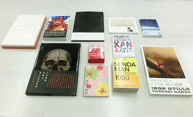 熊倉氏がこれまでかかわってきた作品には、有名作家の作品集や展覧会の図録がずらりとならぶ。