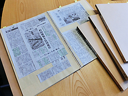ナログのほうが頭に入りやすいと農業新聞をスクラップして情報収集している。
