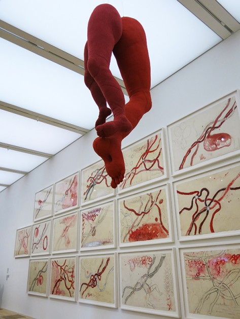 ArtistsRoomsはこの日最も賑わっていた展示室。©LouiseBourgeois