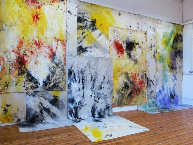 “Sea Painting (2015 & 2016)"© Jessica Warboys リーズ、エジンバラ、ノリッジの海岸で描かれたもの。