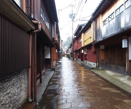 雨のひがし茶屋街