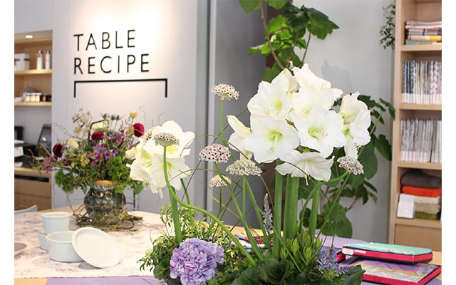 初夏にぴったりの空間をテーブルファブリックで演出フラワー