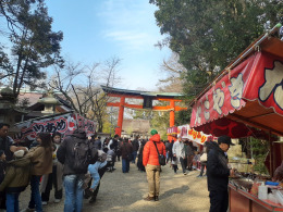 鳥居手前までにぎわう模擬店